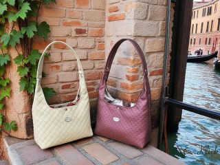 NOVĚ: 3. díl seriálu Nebojme se koženky – kabelka SISI malá, přesto prostorná do ruky, na předloktí i na rameno A když...